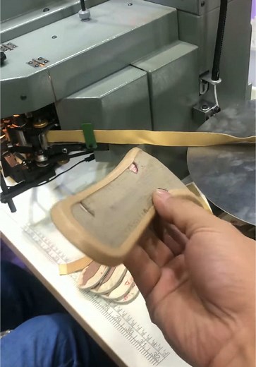 Small machine, great efficiency!#Automaticgluingandfoldingmachine#Midsolehemmingmachine#Midsolewrappingmachine#Edgesplittinghammerleveler#Shoemachine#Shoemakingmachinery @dsl shoe machine factory @dslcutting @dsltech @nhà sản xuất giày @nhà máy sản xuất giày @nhà máy sản xuất giày @rocshoemachine @Shoe machine factory@Shoe machine factory