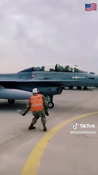 Do you know why ground crew members make interesting gestures and dance?🫡🫡👍👍#airforce #pilot #fighter #usa #aviation