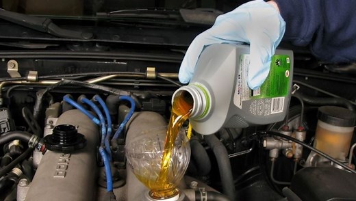 ¿Qué hacer con el aceite usado del coche, uno de los residuos más contaminantes?