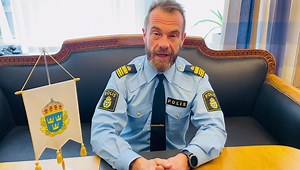 🐥GLAD PÅSK 🐥 Se när Jonas Ek, chef för lokalpolisområde Växjö/Alvesta väljer sina topp 5 godisfavoriter från påskägget!🥚 Känner du någon som är av det ”rätta virket” och skulle passa som polis? Eller är det kanske du? Sök till polisen! Länk här: https://polisen.se/jobb-och-utbildning/bli-polis/ansoka-till-polisutbildningens/ | Polisen Växjö, Alvesta