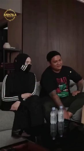 ViralArtis on Instagram: "Virgoun dikabarkan tarik anak jauh dari sorotan… Inara disebut sementara tak bisa temui anak… CCTV rumah bahkan jadi sorotan utama. Semua masih klaim — belum ada keputusan resmi. 📲 Follow @ViralArtis.id Sajian berita selebriti dengan gaya elegan, real, dan terpercaya. #FaktaTrenPrestise #viralartis #Viral #Trending #DramaArtis #UpdateSeleb #HotNews #InaraRusli #virgoun"