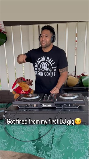 Russell Uelese Satele on Instagram: "Happy Hoelidays😒🎄🎅🏽 #christmas #Dj #explore #explorepage✨ #comedy #funny #fyp #halo #santaclaus #santaclausiscomintotown #hawaii #"