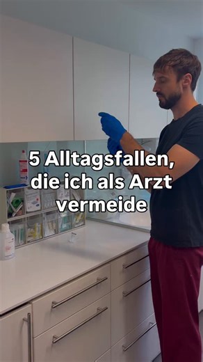 Raphael Weiland on Instagram: "⚠️5 Alltagsfallen, die ich als Arzt vermeide ⸻ 1️⃣ Plastik-Trinkflaschen & Mikrowellendosen aus Plastik 👉 Warum? Erhitzen oder lange Nutzung setzt Bisphenol A (BPA) und Phthalate frei → hormonaktive Stoffe, die in Stoffwechsel & Fruchtbarkeit eingreifen können. 📚 Quelle: Rochester JR, Reprod Toxicol, 2013. 👉 https://pubmed.ncbi.nlm.nih.gov/23391309/ ⸻ 2️⃣ Teflon- oder Antihaftpfannen mit Kratzern 👉 Warum? Bei beschädigter Beschichtung können PFAS („Forever Chem