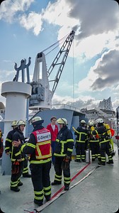 🧯🔥Feuer im Escape Room auf der Cap San Diego. Drei Personen sind eingeschlossen, sieben weitere werden vermisst. 🔥🧯 So stellt sich das Rettungsszenario dar, als wir zu einer Übung an Bord des schwimmenden Denkmals im Hamburger Hafen anrücken. Die Rettungs- und Löscharbeiten im dritten Unterdeck des ehemaligen Frachtschiffes stellen die Einsatzkräfte vor besondere Herausforderungen, trotzdem gelingt es ihnen zügig, die Vermissten an Deck zu holen und das Feuer zu löschen. Aber seht selbst. 🔍