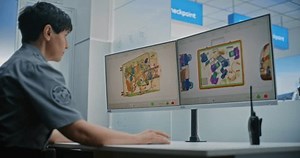 Punto de control de la terminal del aeropuerto: Oficial de seguridad femenino que supervisa el escaneo de rayos X del equipaje en pantallas de computadora utilizando un programa de análisis avanzado. Diversas Personas con el equipaje durante el control de seguridad.