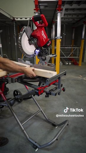 Efficient Cutting with M18 FUEL™ Mitre Saw