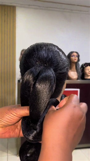 Chignon tutorial: easy chignon hairstyle step-by-step