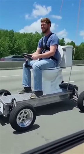 “Only in America: Toilet Car Hits the Highway 😂🚽
