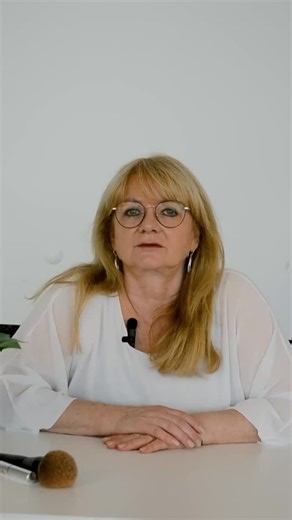 „Milch gehört in den Kaffee – nicht aufs Gesicht!“ Unsere Referentin bei Kosmetik Professional nimmt kein Blatt vor den Mund – und genau deshalb lieben wir ihren Unterricht! 💄 Sie zeigt nicht nur Produkte, sondern vermittelt echtes Know-how über Haut, Pflege & Wirkung. 📚 Kein Auswendiglernen, sondern Verstehen. Kein Marketing-Blabla, sondern ehrliche Kosmetik. 🔍 Du willst wissen, wie Unterricht aussieht, der wirklich unter die Haut geht? Dann schau rein – und lass dich von ihrer Power mitreiß