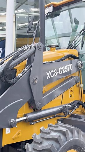 ¡Acaba de llegar a Costa Rica! 🚜✨ El backhoe XC8-C2570 de XCMG ya está disponible con MTS Multiservicios. Este equipo de doble función combina excavación de precisión y carga frontal robusta en una sola máquina versátil. Ideal para maximizar eficiencia sin sacrificar potencia. | XCMG Costa Rica