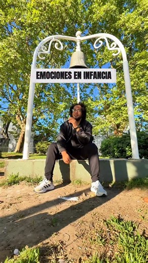 Samuel Cartaya | Autismo y vinculo ❤️‍🔥 on Instagram: "Importante saber que: ⠀⠀⠀⠀⠀⠀⠀⠀⠀ 1️⃣ El momento de la “explosión”, del llanto desconsolado o la ira enorme no es el momento de “la lección emocional” sino de acompañar y volver a la calma con recursos adaptados a la propia individualidad del niño ⠀⠀⠀⠀⠀⠀⠀⠀⠀ 2️⃣ Corregir las conductas no es lo más importante, sino ir conectando en la mente del niño (con amor y paciencia) las emociones con sus nombres, sensaciones físicas y disparadores 