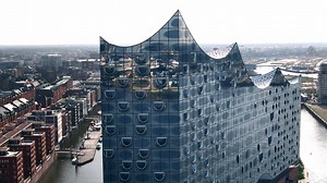 40K views · 517 reactions | Konzerte für Hamburg! Konzerte für Alle! Ab dem 04.10. starten wir mit unserer Bus & Ape-Tour durch ganz Hamburg. Unsere Mission: Tickets ab 6 Euro an den Mann bringen. Wen wir dafür in den einzelnen Stadtteilen getroffen haben, erfahrt ihr bald hier. ___ Mehr Infos und alle Standorte hier: www.konzerte-fuer-hamburg.de | Elbphilharmonie Hamburg | Facebook