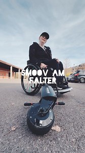 Wusstest du, dass der Alber SMOOV one auch an einem faltbaren Rollstuhl funktioniert – komplett ohne Werkzeug? 🔥Einfach die Halterungsstange in die Steckachsenaufnahme einsetzen, das elektrische Zuggerät einhängen und dein Rollstuhl wird in Sekunden zur elektrischen Anschubhilfe mit Extra-Power.Der SMOOV eignet sich perfekt für den Alltag, die Stadt und sogar als Reise-Zuggerät. Mehr Reichweite, weniger Kraft – maximale Freiheit. 💨🖤Mit dem Code ALBER bekommst du 20 % Rabatt im Shop 👉 www.xca