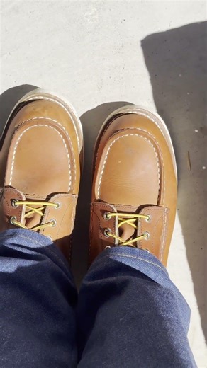 What is loose grain (grain break) in leather boots?