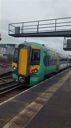 Southern Class 377 departing Hove with 2 tones and whistles!
