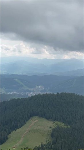 Вид із гори Синяк. Українські Карпати .