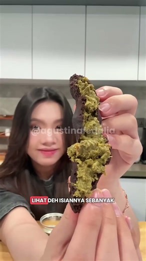 Friends' reactions to trying Dubai Chewy Cookie Bittersweet part.2 😍🤗 #bittersweetbynajla