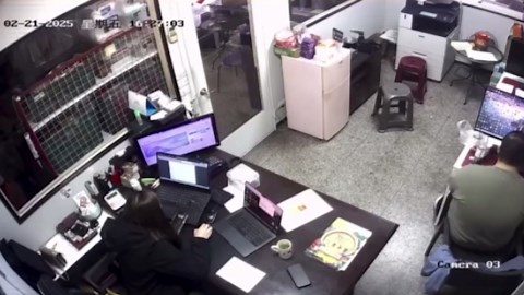 Power bank explodes in office worker's face