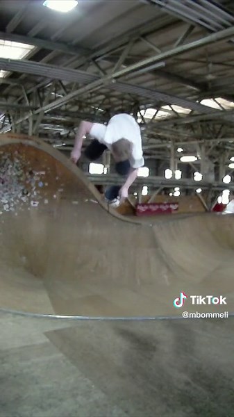 Special Backflip Helmet Trick #backflip#inlineskating#rollerblading#helmettricks #inlinetricks#rollerbladechallenge#inlineskatetricks