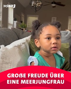 Lange, rote Haare, grüne Schwanzflosse und weiße Haut: So kennt man die Disney-Meerjungfrau Arielle einfach. Im Mai 2023 kommt die Neuverfilmung von „Arielle, die Meerjungfrau“ als Realverfilmung in die Kinos. Die Hauptdarstellerin wird Halle Bailey sein – eine schwarze Frau. Die Veröffentlichung des Trailers sorgte zunächst für rassistische Kommentare und löste eine Diskussion darüber aus, wie das Bild der Figur verändert wurde. Den Kindern scheint es aber supergut zu gefallen! Quelle: TikTok /