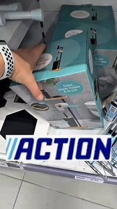 This toilet paper stand from Action combines a toilet roll holder, toilet brush and a bamboo phone shelf in one sleek design. The non-slip bamboo shelf is perfect for safely placing your phone while in the bathroom.Perfect for:✔ modern bathrooms✔ small spaces✔ minimalist interiors✔ practical everyday useThe stand looks clean, stylish and modern, fits easily into any interior, and is quick and easy to assemble in just 3 minutes.📍 Bought at Action💰 Price: around €8📱 Non-slip bamboo phone shelf�