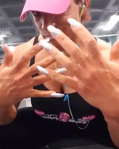 ☠Fit Rockstar☠ Isabelle Turell 🇮🇹🇵🇷 on Instagram: "There are people with big muscles that are weak, and people that may appear frail that are strong. True strength is not always something you can see. True strength is about being strong BOTH body AND mind! Don’t have one without the other. Work to find them both. Choose to find balance. Believe in yourself and be willing to face trials with excitement for the opportunity to grow and become stronger internally. Be 