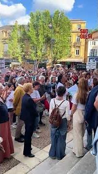 Dordogne | The feminist choir sings the women's anthem in front of the Berg courthouse...