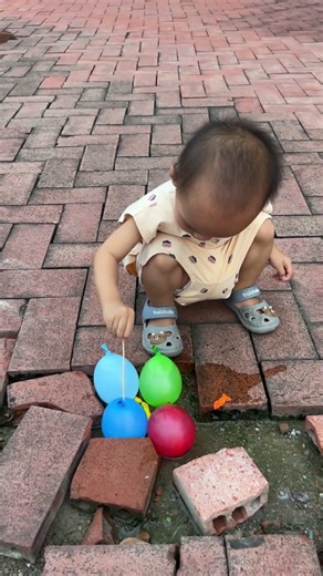 The water balloons popping 271👶🎈💥😅 水气球爆炸271👶🎈💥😅 #adorable #cutebaby