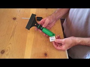 Changing a blade on a short handle Unger 4 Inch Light Duty Scraper