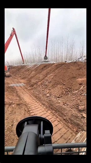 Real Engineerings | Engineering & Technology & Gadgets & DIY on Instagram: "Extreme Reach: The Long-Arm Excavator! 🏗️🌊 ​Witness the incredible leverage of a Long Reach Excavator! Standard machines would sink in the mud or fall short, but this specialized giant can shape the riverbed from the safety of the dry bank. ​The Art of Hydraulic Reach ​Working at this distance requires immense counterweight balance and a skilled operator to fight the laws of physics: ​The Machine: This is a "Long Reach