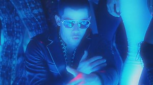 Clip "Champagne Problems" : Nick Jonas goûte à l'ivresse sur le dancefloor