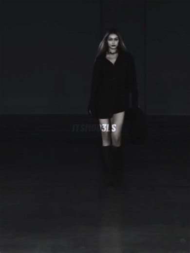 Gigi Hadid en la pasarela con Ludovic de Saint Sernin