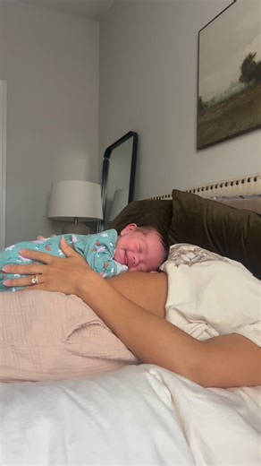 j u l i a z a n i e w s k i on Instagram: "38 weeks pregnant 👉🏽 one week old #pregnancy #newborn #babygirl"