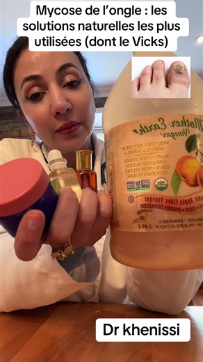 #fyp #viral #nail#doctor #health 🌿 Traitements naturels des mycoses de l’ongle (onychomycoses) Les mycoses de l’ongle sont fréquentes, souvent longues à traiter, et peuvent récidiver. En complément d’une bonne hygiène et d’un suivi médical si nécessaire, certains remèdes naturels sont traditionnellement utilisés pour leurs propriétés antifongiques. 🌱 Huile essentielle de Tea Tree (arbre à thé) L’huile essentielle de Tea Tree est l’un des traitements naturels les plus connus contre les mycoses.