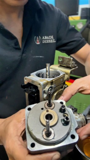VE Injection Pump Assembly | Rotor Head Installation🧑‍🔧#injectionpump #shorts