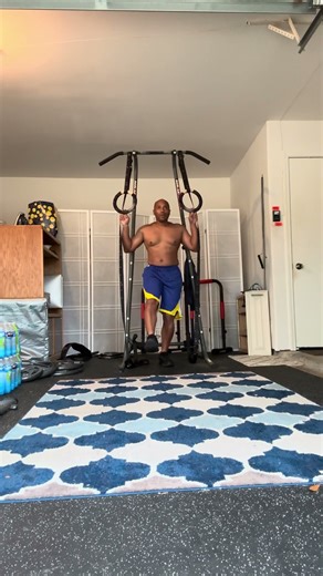 Rings assisted slow negative pistol squats to built absolulte single leg control #fitover40