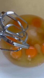 Rulada economica ⠀ Oua si gem iti trebuie, restu’ mai nimic. Cu cateva ingrediente obtii o rulada de te pupi singur/a pe frunte. E buna de lesini , ia : ⠀ * 250 gr zahar * 4 linguri de apa * 6 oua * 200 g faina * 1 plic praf de copt * un praf de sare * Un varf de cutit turmeric ( optional) * Fulgi de migdale ( optional) * gem de care vrei, de care ai ( eu am folosit resturile dintr un borcan cu dulceata de trandafiri si dintr unul cu visine) ⠀ - ouale intregi se pun impreuna cu zaharu’ si apa ⠀ 