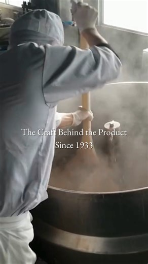 Since 1933. This story began with a single pot of anko 🍲 For over 90 years, we have stayed true to one question: What makes truly good anko? By carefully selecting Hokkaido-grown azuki beans 🌱 and refining our craft through generations, we draw out the natural flavor and gentle sweetness — nothing more, nothing less. That dedication lives on in our stick monaka. Break the crisp shell, fill it with anko, and enjoy the moment it comes together ✨ Even that small step is part of the experience. A 