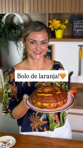 Bolo de laranja 🍊😍 Rápido e fácil pra você fazer sempre! 😉 Não precisa de liquidificador nem batedeira! E fica suuuuper fofinho! 🙌🏻 Ingredientes: 📍330g de farinha de trigo sem fermento 📍300g de açúcar 📍100g de óleo (usei girassol) 📍3 ovos (150g) 📍250g de suco de laranja 📍80g de chocolate em gotas - opcional 😅 Calda: 📍200g de suco de laranja 📍100g de açúcar Cozinha, mexendo sempre, por uns 5 minutos até dissolver todo o açúcar e engrossar um pouco. Mode de fazer no vídeo. Como eu di