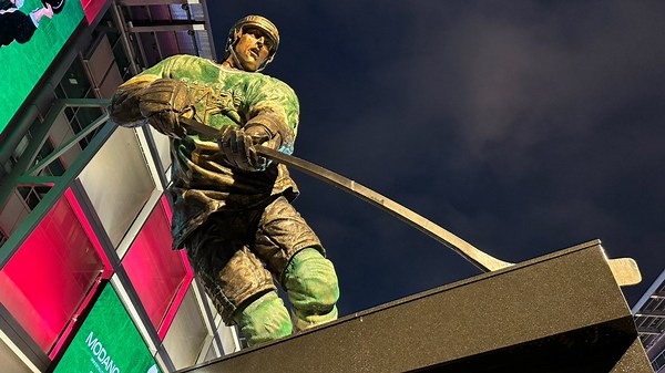 Dallas Stars legend Mike Modano's statue officially unveiled