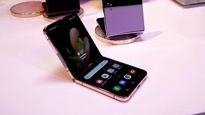 Galaxy Z Flip 4: Samsung's Flip Phone Gets New Software, Bigger Battery - Video