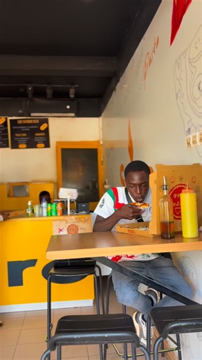 📞 : Commande ta pizza au 05893331 📍Ouaga2000 au rez de chaussée de l’immeuble de l’ancien IAM #sparopizza #pizzarapide #ouagadougou #restaurantouaga2000 | Sparo Pizza