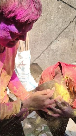 😁mama ke ladke ke sath holi 😁 dekho kesa roraha he or vo me hu
