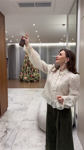 Heghnar Shalunts | food • life 👩‍🍳 on Instagram: "Կիսվում եմ մեր տան ամանորյա տրամադրությամբ 🥹✨ Հուսամ այս Reel-ը կոգեշնչի,որ ձեր շուրջն էլ ստեղծեք հեքիաթային մթնոլորտ🎄✨ #christmas #christmastree #christmasdecoration"