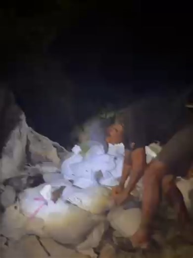 Melalui operasi gabungan yang presisi, Satuan Tugas (Satgas) TNI AL berhasil menggagalkan upaya penyelundupan 81 karung material strategis berupa bijih timah dan mineral ikutan lainnya atau Logam Tanah Jarang (LTJ) di kawasan Pantai Penyusuk, Belinyu, Bangka Belitung, pada Senin (20/04) malam yang direncanakan akan dibawa secara ilegal keluar dari wilayah NKRI. Aksi penggagalan ini merupakan hasil sinergi taktis antara Satuan Lapangan (Satlap) Tricakti, Satgassus Timah Intelmar Pusintelal Mabesa