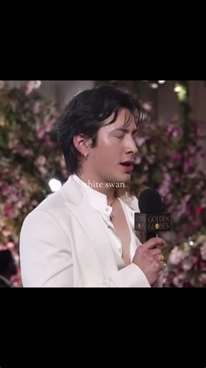 Hudson and Connor Dance Swan Lake at Golden Globes