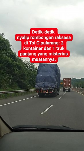 Detik-detik menyalip 2 truk kontainer dan 1 truk super panjang di Tol Cipularang arah Jakarta. Setiap meter terasa menegangkan, apalagi muatan truk yang satu ini pun gak jelas bawa apa. Tetap waspada, tetap jaga jarak, dan pastikan manuver aman sebelum nyalip. Keselamatan tetap nomor satu. #tolcipularang #detikdetik #manuvernyalip #jalananterjang #kontainer #trukbesar #trukpanjang #arahjakarta #waspada #viralhariini #fyp | Ridone Wah Thea | Facebook