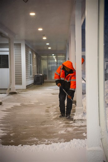 Vista de cima, o padrão Maple Tree. ❄️🚁 Organização, estratégia e trabalho em equipe para manter cada propriedade limpa, segura e pronta para funcionar mesmo no inverno. #landscapingbusiness #snowremovalbusiness #empreendedorismo #mentoria #growyourbusiness #businessowner #landscapingsuccess #empreendernoseua #mentoriaempresarial #crescendonoseua #negóciolucrativo #donodeempresa #gestãodenegócios