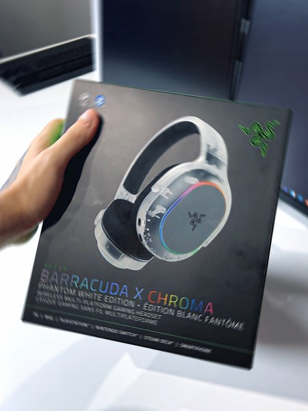 Showcase - Headset Razer Barracuda X Chroma! ㅤ Experience high-end audio with Razer TriForce 40mm drivers, delivering powerful bass, clear mids, and crisp highs for immersive gaming and music. The headset features 6-zone earcup lighting powered by Razer Chroma, letting you customize the RGB and elevate your entire setup. ㅤ With up to 70 hours of battery life and USB-C charging, you can play for days without worrying about recharging. ㅤ The detachable Razer HyperClear cardioid microphone ensures 