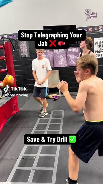 Stop telegraphing your Jab 🥊 #boxing #boxingcoach #boxingtraining #boxingworkout #boxeo